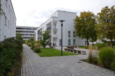 Modern bir binanın dış görünüşü