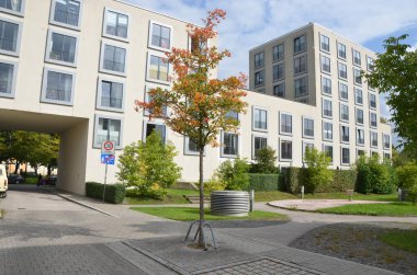 Modern bir binanın dış görünüşü