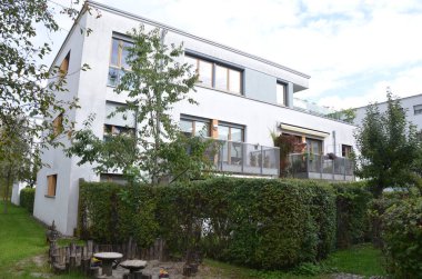 Modern bir binanın dış görünüşü