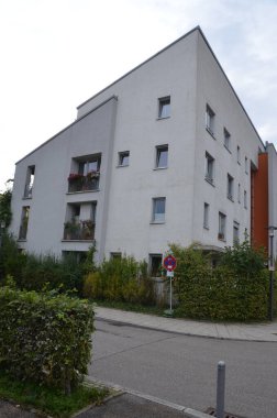 Modern bir binanın dış görünüşü