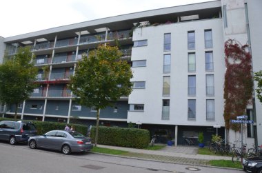 Modern bir binanın dış görünüşü