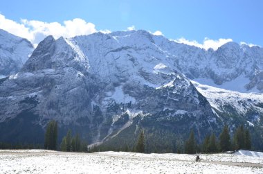 Karla kaplı dağlarla kaplı manzara