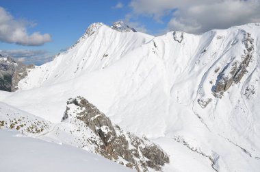 Karla kaplı dağlarla kaplı manzara