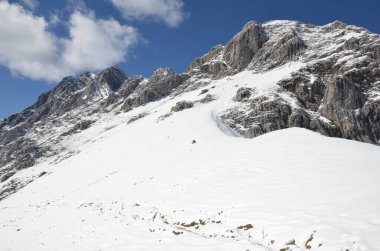 Karla kaplı dağlarla kaplı manzara