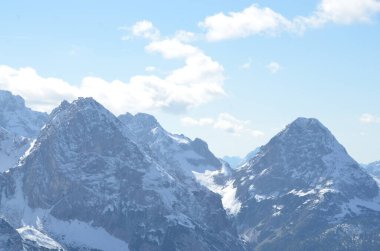 Karla kaplı dağlarla kaplı manzara