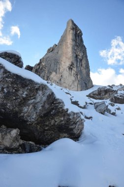 Karla kaplı dağlarla kaplı manzara