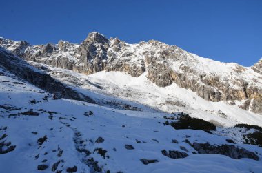 Karla kaplı dağlarla kaplı manzara