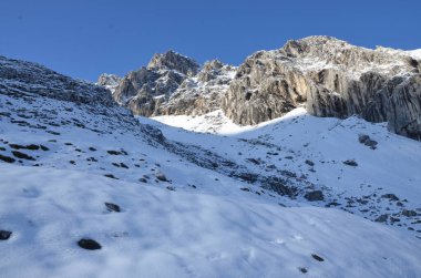 Karla kaplı dağlarla kaplı manzara
