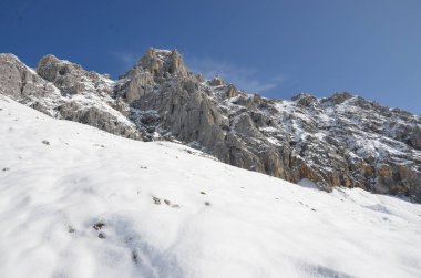 Karla kaplı dağlarla kaplı manzara