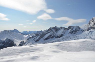 Karla kaplı dağlarla kaplı manzara