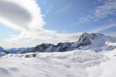 Karla kaplı dağlarla kaplı manzara