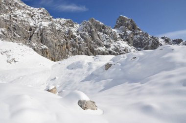 Karla kaplı dağlarla kaplı manzara