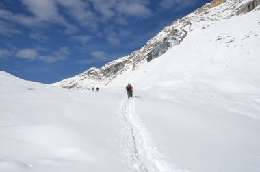 Karla kaplı dağlarla kaplı manzara