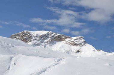 Karla kaplı dağlarla kaplı manzara