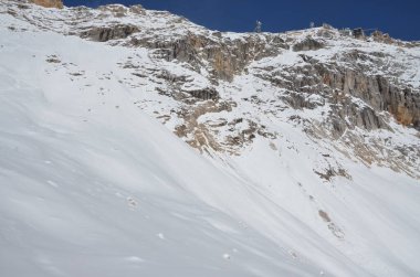 Karla kaplı dağlarla kaplı manzara