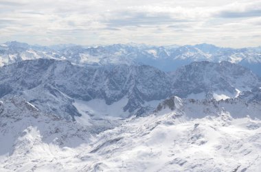 Karla kaplı dağlarla kaplı manzara