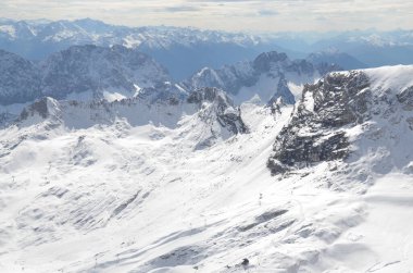 Karla kaplı dağlarla kaplı manzara