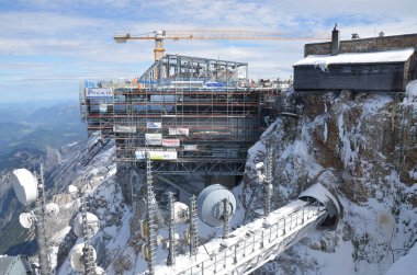 Karla kaplı dağlarla kaplı manzara