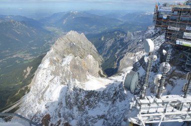 Karla kaplı dağlarla kaplı manzara
