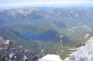 Karla kaplı dağlarla kaplı manzara