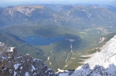 Karla kaplı dağlarla kaplı manzara