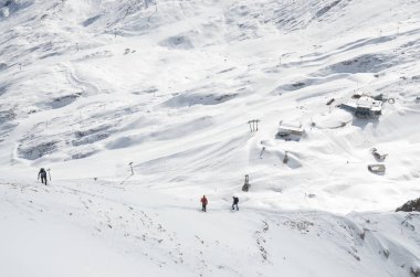 Karla kaplı dağlarla kaplı manzara