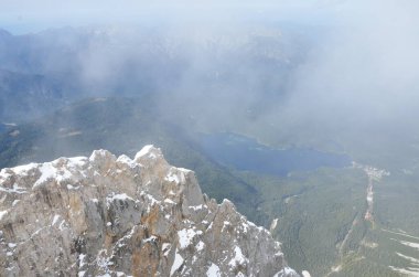Karla kaplı dağlarla kaplı manzara