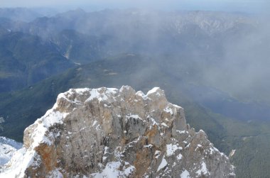 Karla kaplı dağlarla kaplı manzara