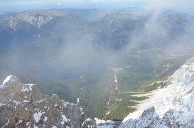 Karla kaplı dağlarla kaplı manzara