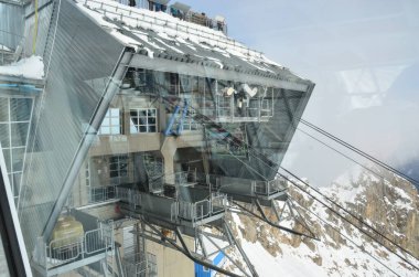 Karla kaplı dağlarla kaplı manzara