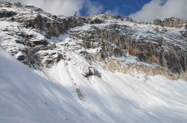 Karla kaplı dağlarla kaplı manzara