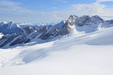 Karla kaplı dağlarla kaplı manzara