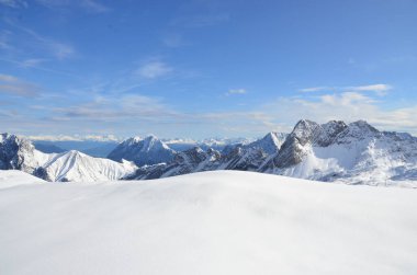 Karla kaplı dağlarla kaplı manzara