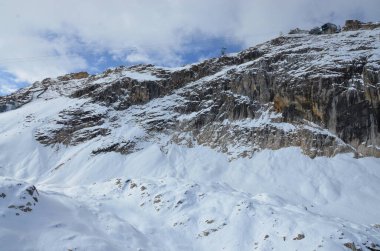 Karla kaplı dağlarla kaplı manzara