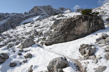 Karla kaplı dağlarla kaplı manzara