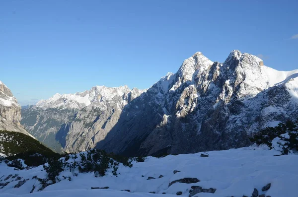 Landskap Med Snötäckta Berg — Stockfoto