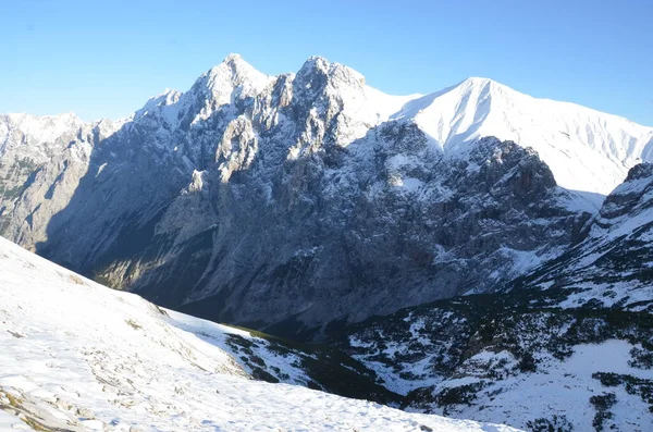 Paisagem Com Montanhas Cobertas Neve — Fotografia de Stock