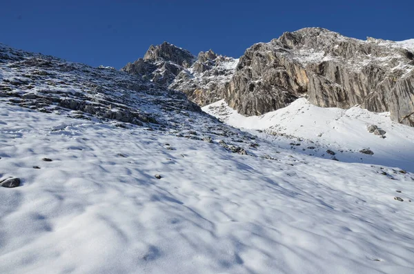 Landskap Med Snötäckta Berg — Stockfoto