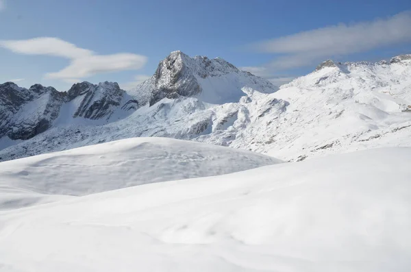 Landschaft Mit Schneebedeckten Bergen — Stockfoto