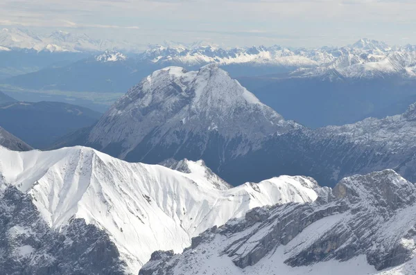 Paisaje Con Montañas Cubiertas Nieve —  Fotos de Stock