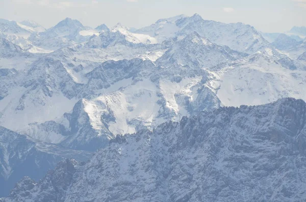 Paisaje Con Montañas Cubiertas Nieve —  Fotos de Stock