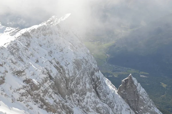 雪に覆われた山の風景 — ストック写真