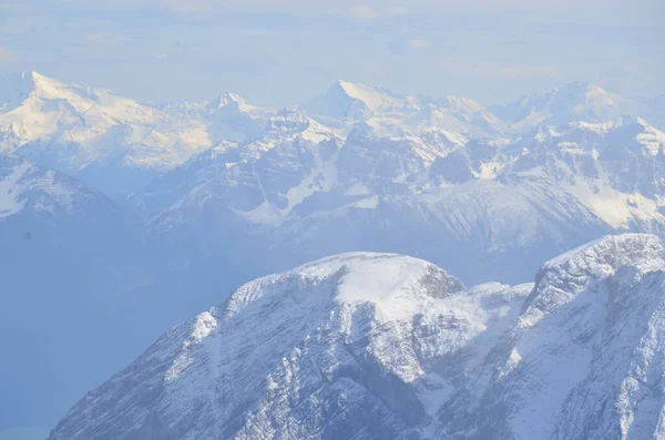 Paisaje Con Montañas Cubiertas Nieve —  Fotos de Stock