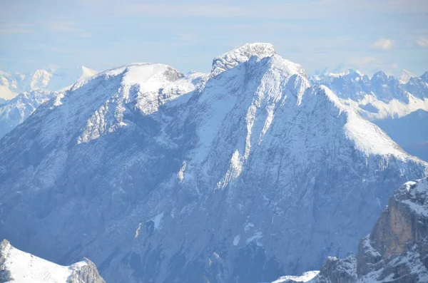 Paisaje Con Montañas Cubiertas Nieve —  Fotos de Stock