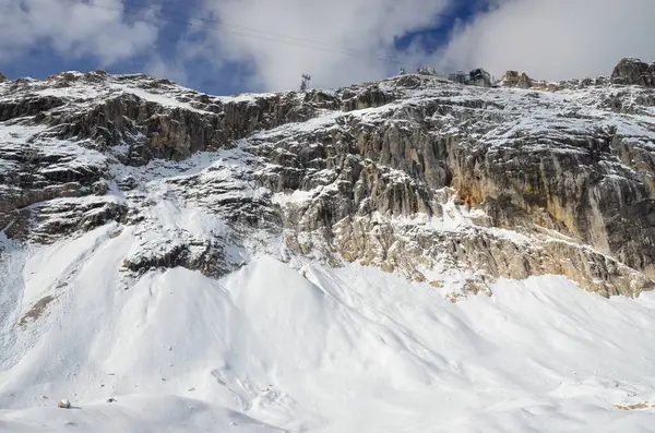 Krajobraz Pokrytymi Śniegiem Górami — Zdjęcie stockowe