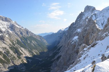 Karla kaplı dağlarla kaplı manzara