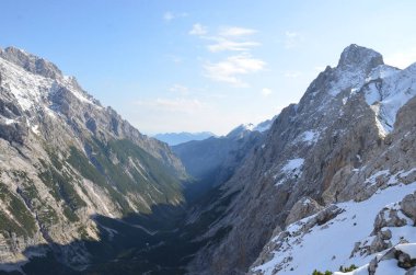 Karla kaplı dağlarla kaplı manzara