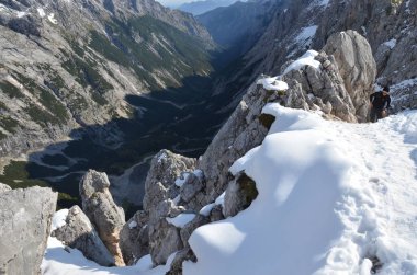 Karla kaplı dağlarla kaplı manzara