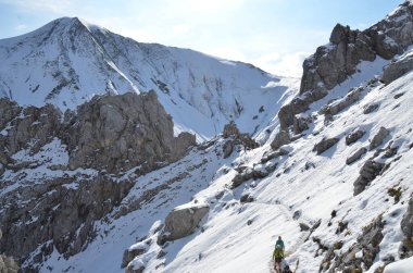 Karla kaplı dağlarla kaplı manzara