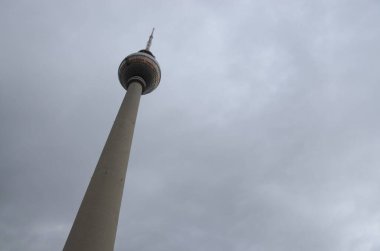 Berlin, Almanya 'daki Alexanderplatz' da bulunan TV kulesi.